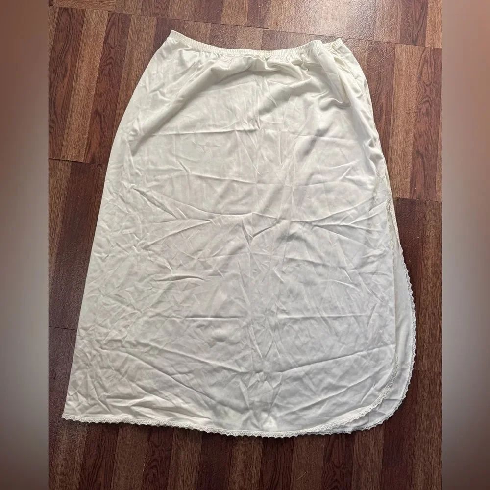 Vanity Fair Vintage Lace Slip Skirt Size Large Cream Slit Side Lace Trim 70s 80s